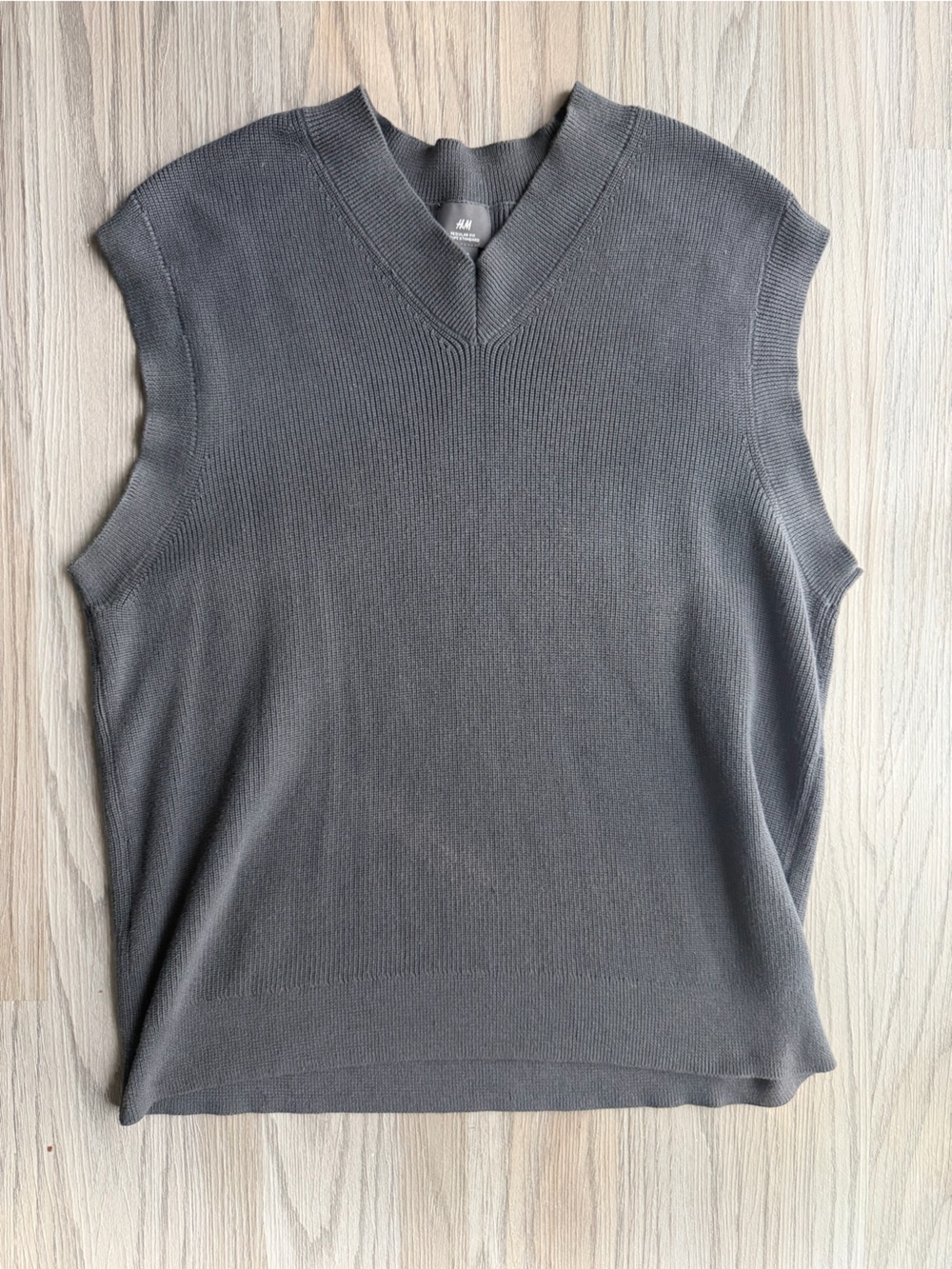 H&M Men's Ribbed V-Neck Sleeveless Sweater Vest in Gray